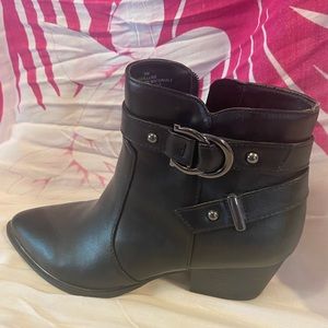 GUESS GBC GGILUSE Ankle Booties Size 9 ***NEW***